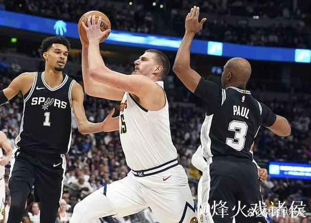 掘金众将在球员通道互相激励，随后约基奇拍着篮球走向球场